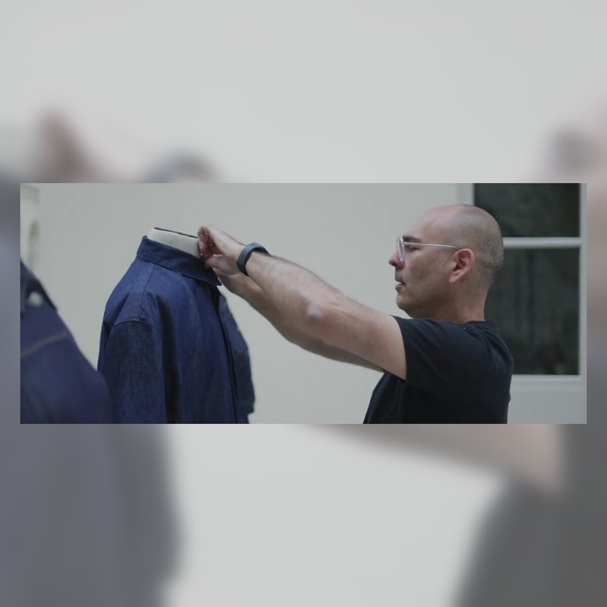 Olivier Durand ajuste une pièce en denim