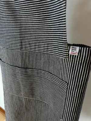Détail des rayures et de la poche du tablier Joa